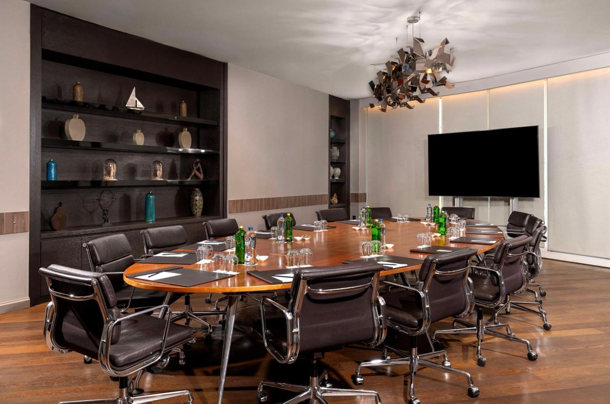 래디슨 블루 호텔 이스탄불 오토마레 외부 사진 Meeting room at the Westin Palace, Madrid