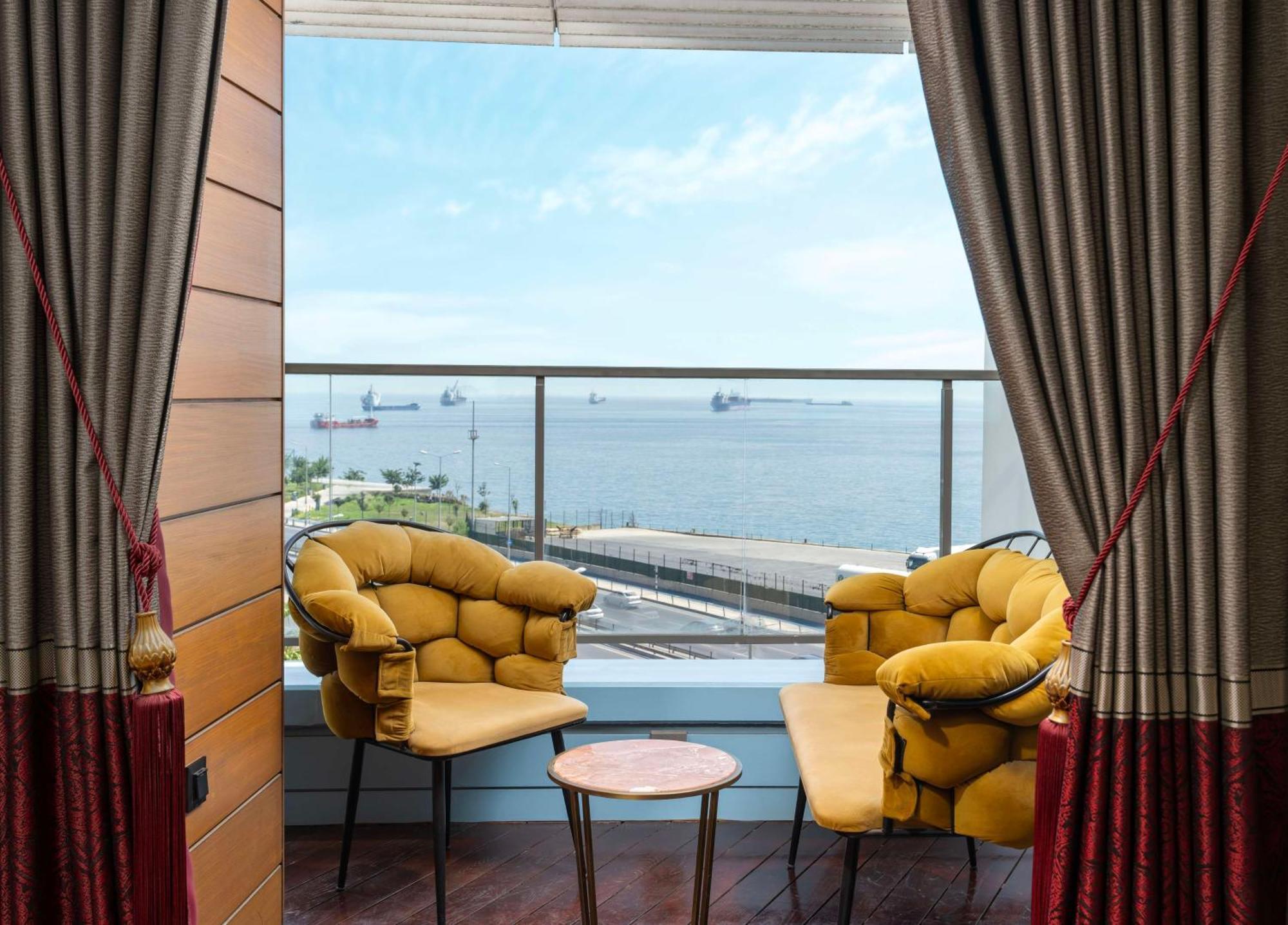 래디슨 블루 호텔 이스탄불 오토마레 외부 사진 View from a suite