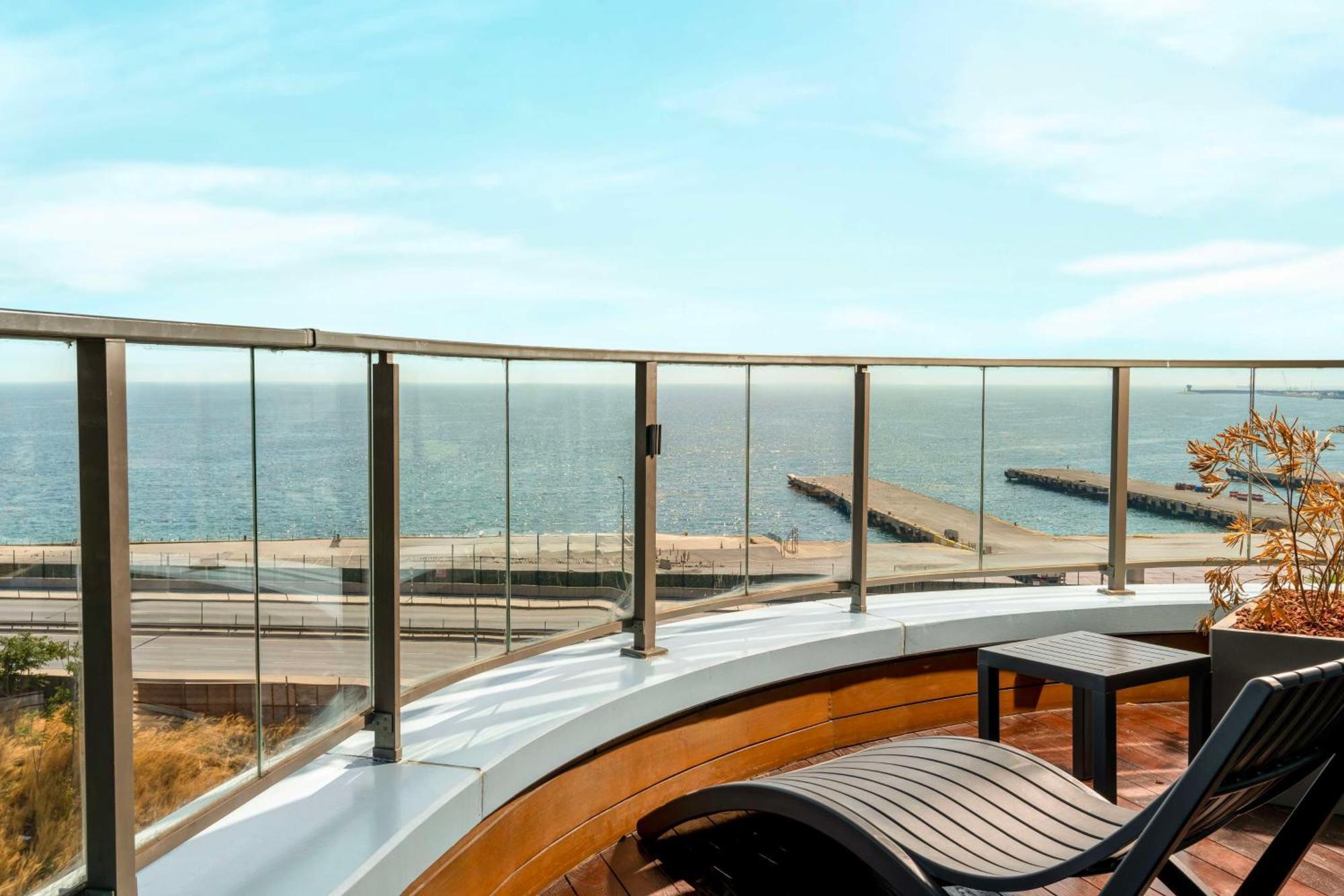 래디슨 블루 호텔 이스탄불 오토마레 외부 사진 A curved glass balustrade
