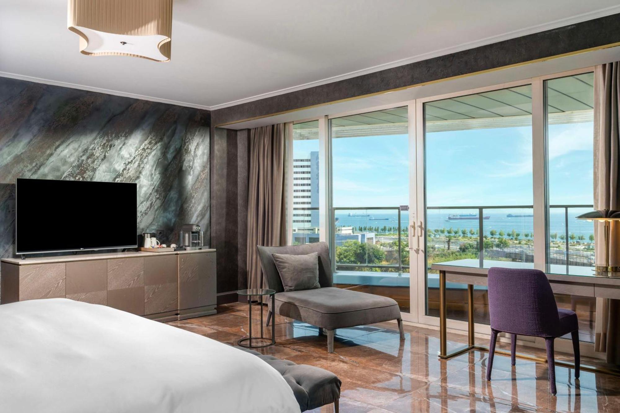 래디슨 블루 호텔 이스탄불 오토마레 외부 사진 A guest room at the Westin