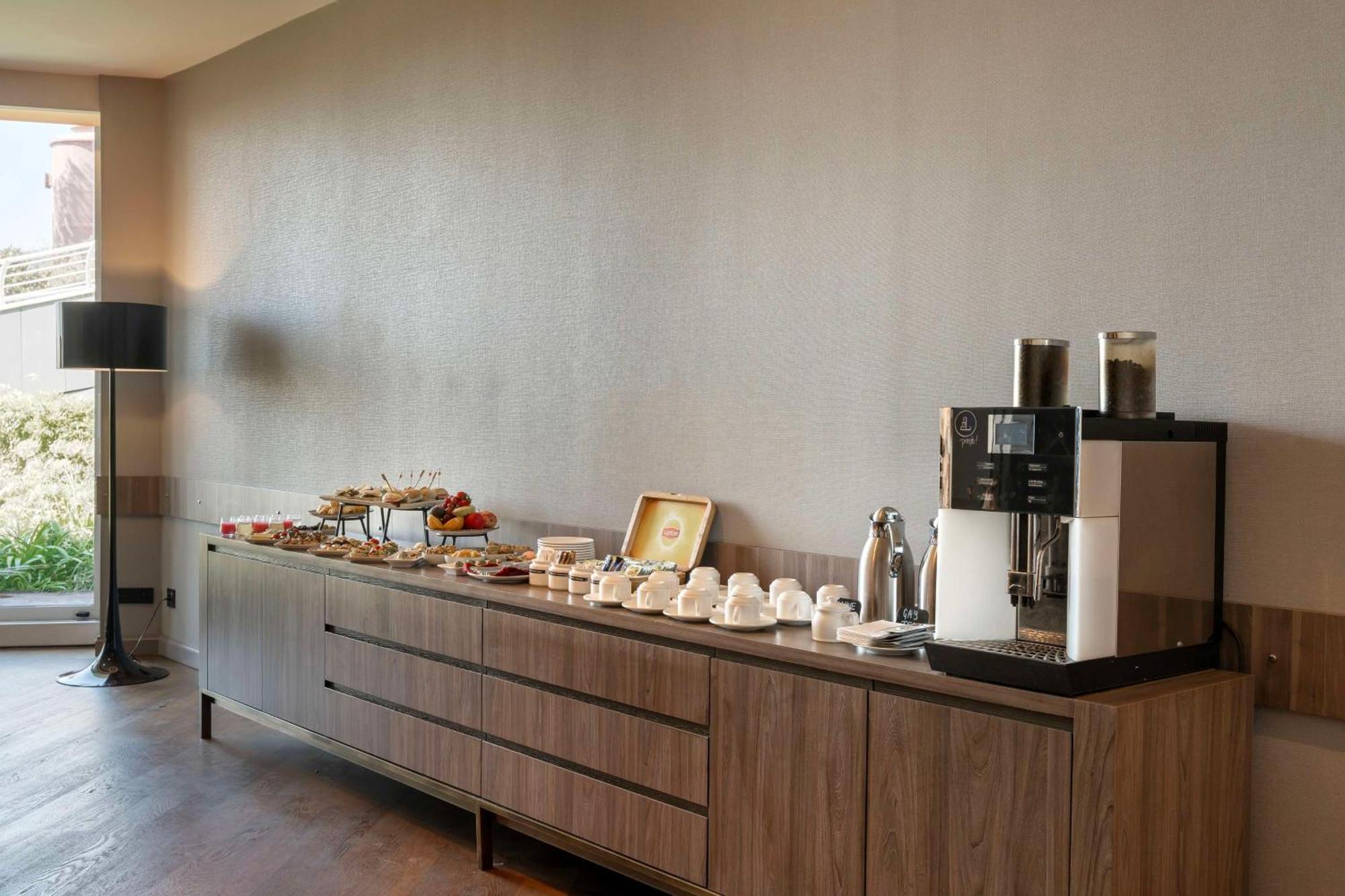 래디슨 블루 호텔 이스탄불 오토마레 외부 사진 A coffee station