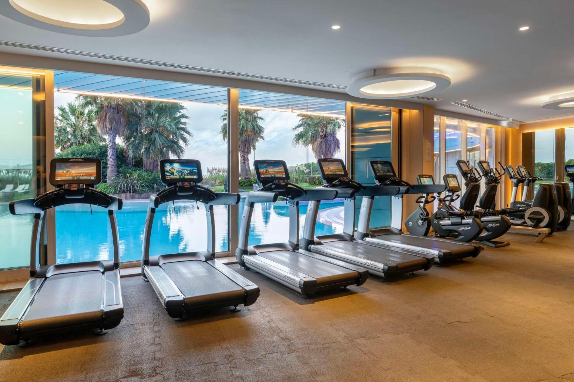 래디슨 블루 호텔 이스탄불 오토마레 외부 사진 The gym at the hotel