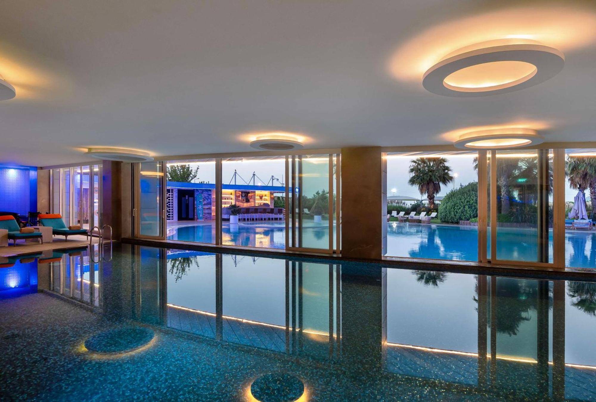 래디슨 블루 호텔 이스탄불 오토마레 외부 사진 The pool at the hotel