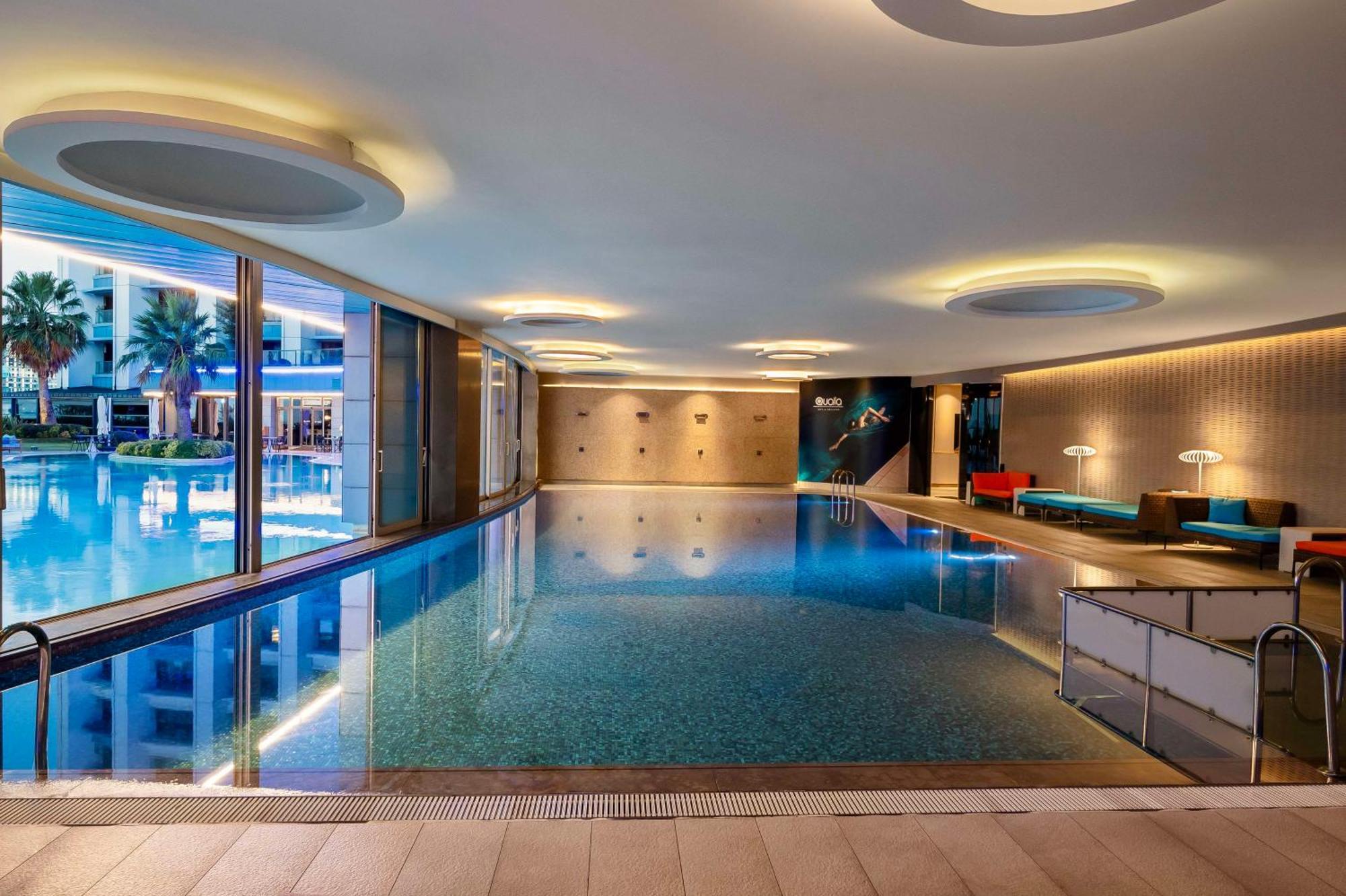 래디슨 블루 호텔 이스탄불 오토마레 외부 사진 The pool at the hotel