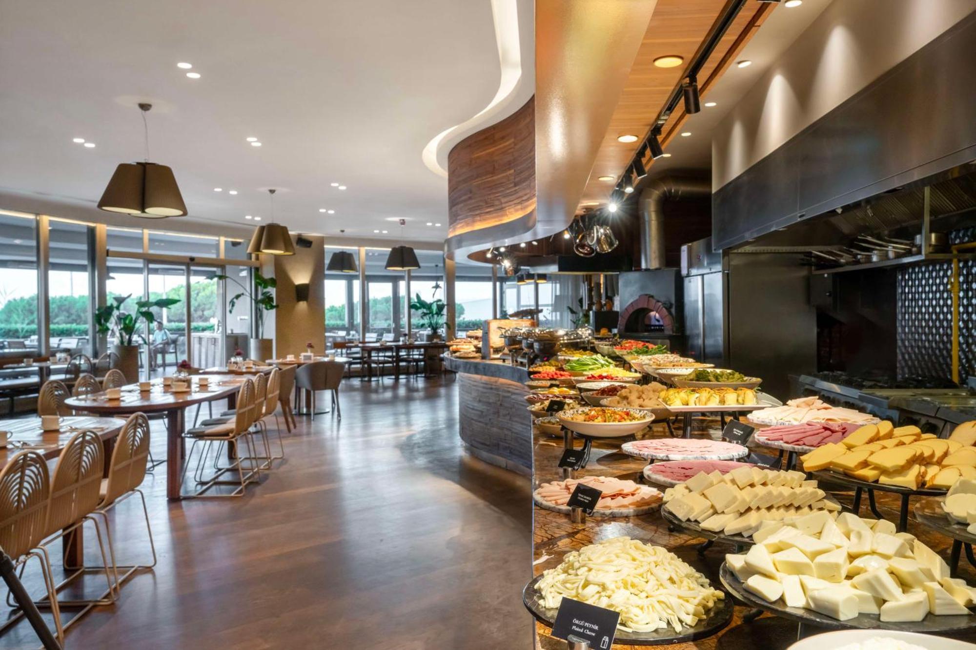 래디슨 블루 호텔 이스탄불 오토마레 외부 사진 The buffet at the restaurant