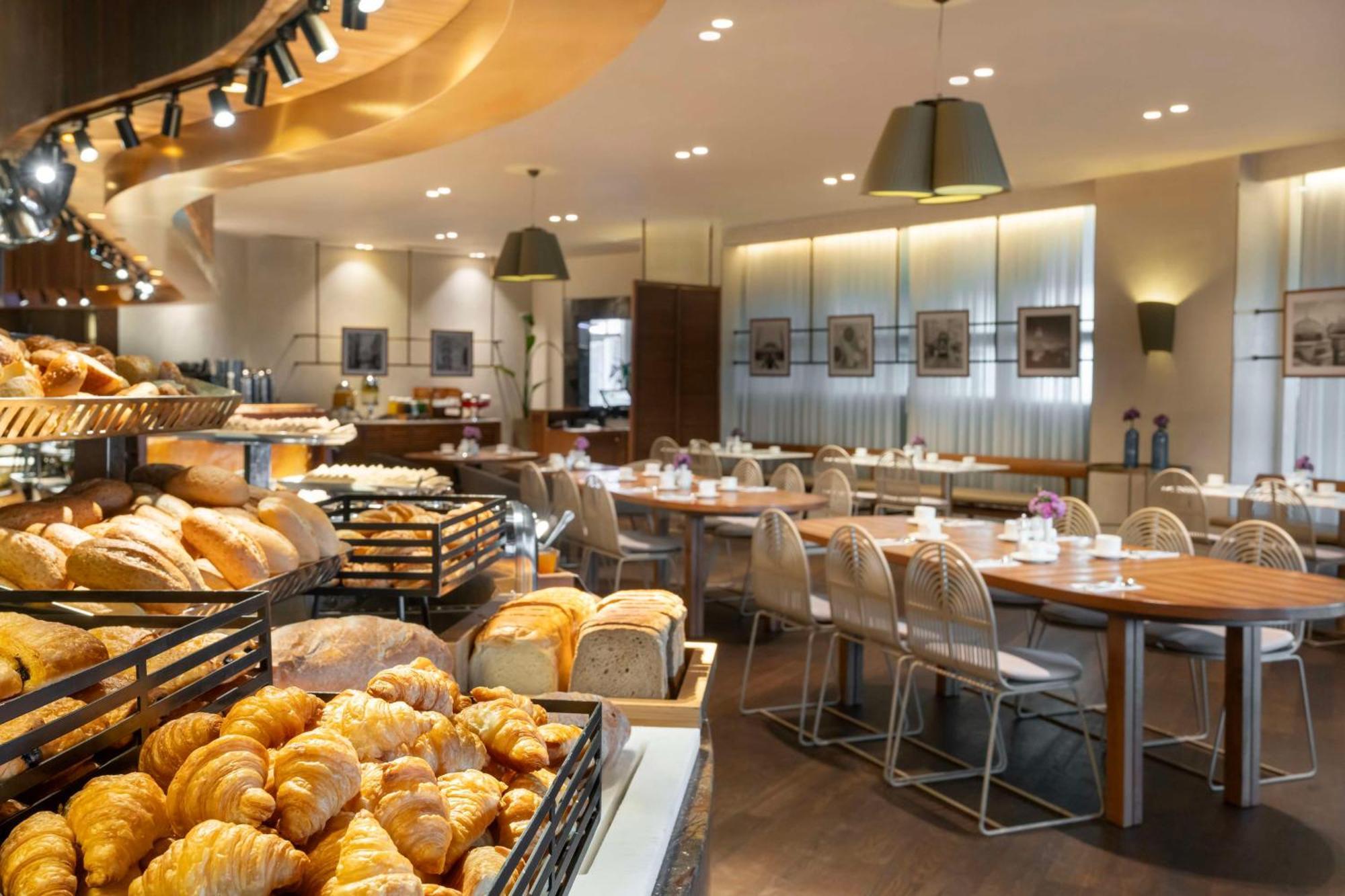 래디슨 블루 호텔 이스탄불 오토마레 외부 사진 The interior of the restaurant