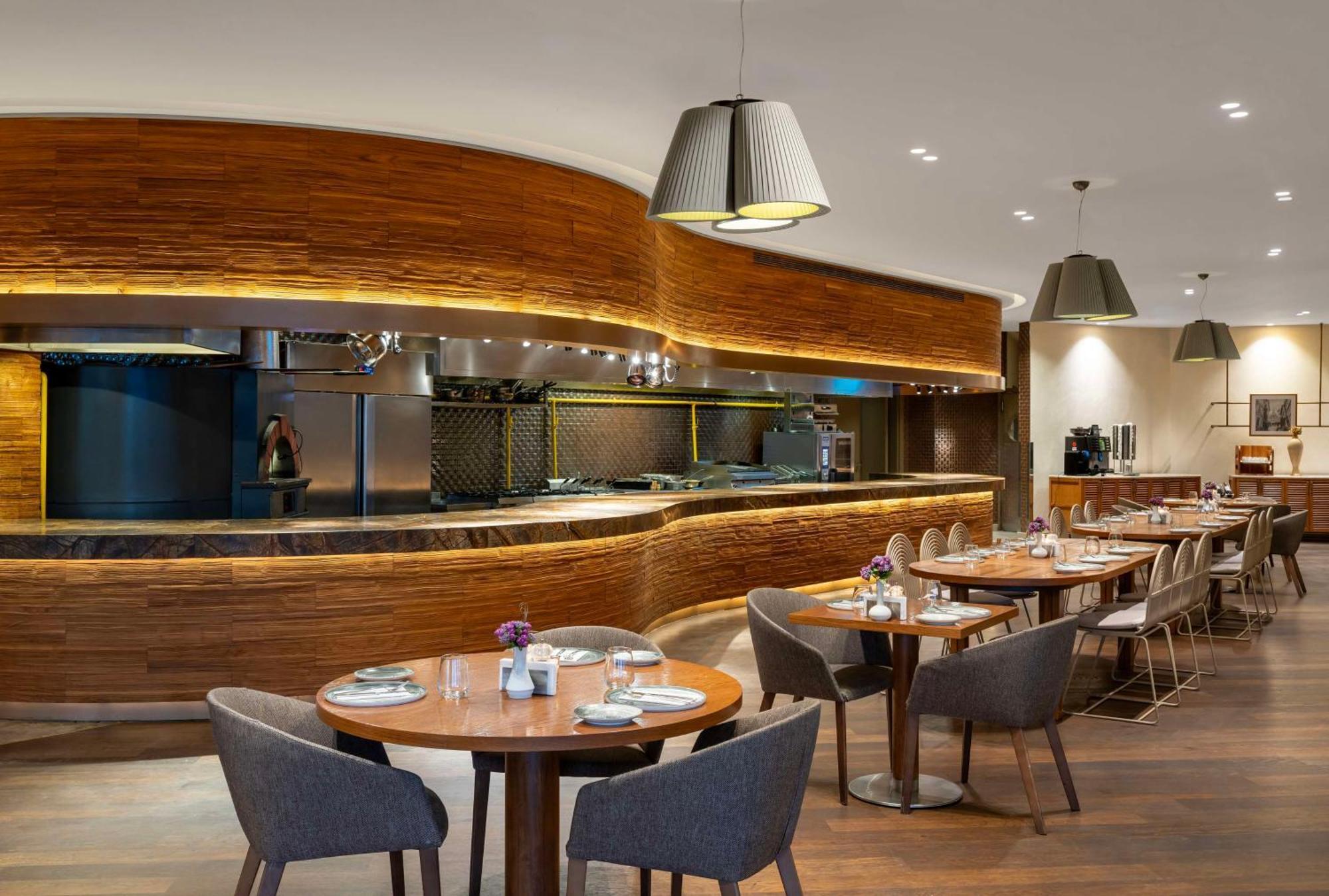 래디슨 블루 호텔 이스탄불 오토마레 외부 사진 The interior of the restaurant